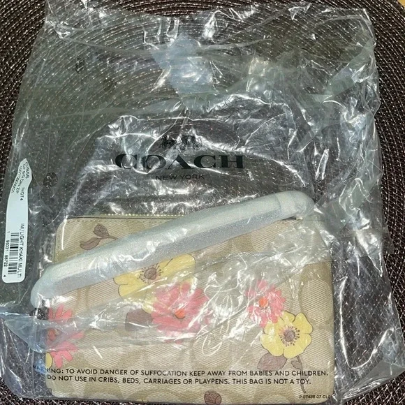 💝🆕💝 Corner Zip Wristlet In Signature Canvas With Floral Print - Picture 3 of 10